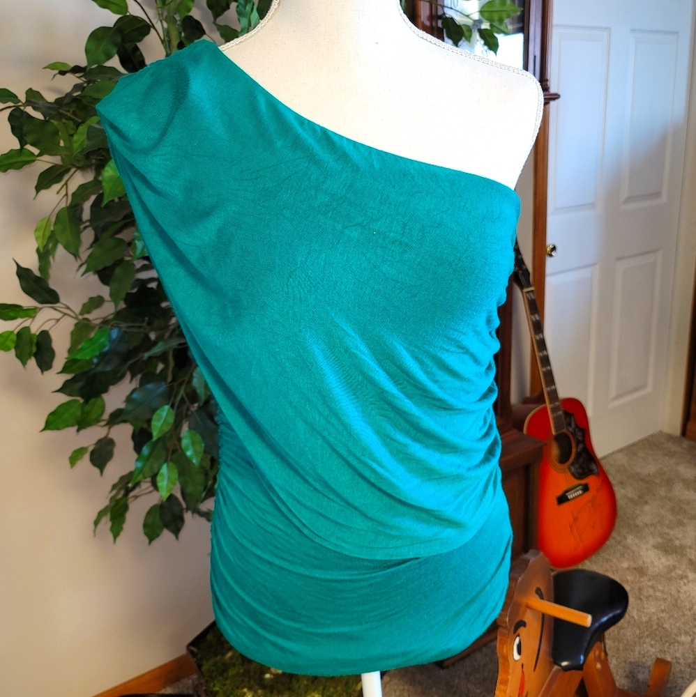 One shoulder shirt